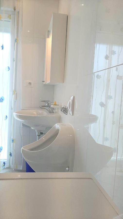 Helles Doppelzimmer Mit Bad, Terrasse Und Pool, Seperater Eingang, Liznjan, Istrien Exterior foto
