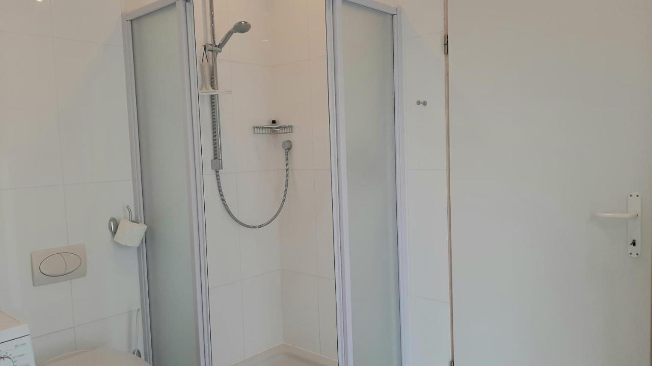 Helles Doppelzimmer Mit Bad, Terrasse Und Pool, Seperater Eingang, Liznjan, Istrien Exterior foto